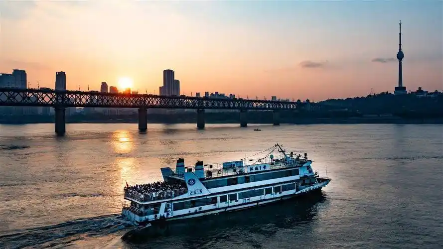 2024年2月16日,正月初七,在武汉中华路码头,前来体验轮渡的游客络绎不