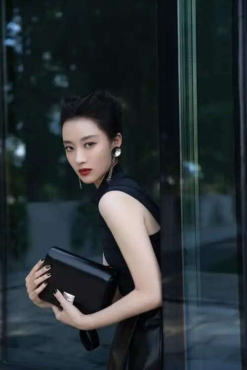 孙佳雨猫耳发型优雅迷人展现摩登新风尚