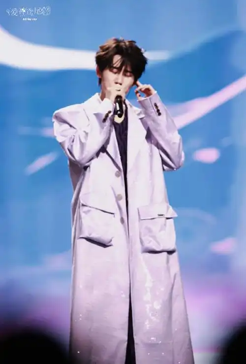 张真源背吉他打碟##时代少年团叁重楼暨出道四周年演唱会