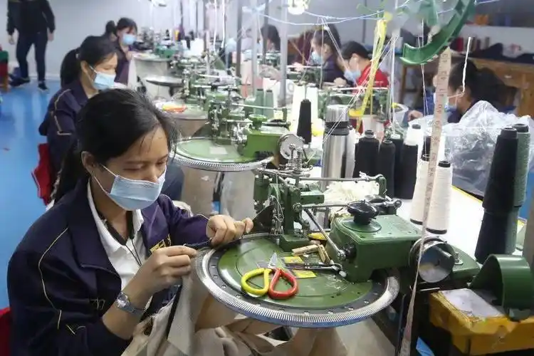 小编走进东莞市兆沣服饰有限公司的缝盘车间看到,在岗员工都佩戴好