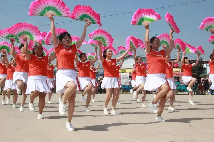 67商水广场舞舞动群众新生活