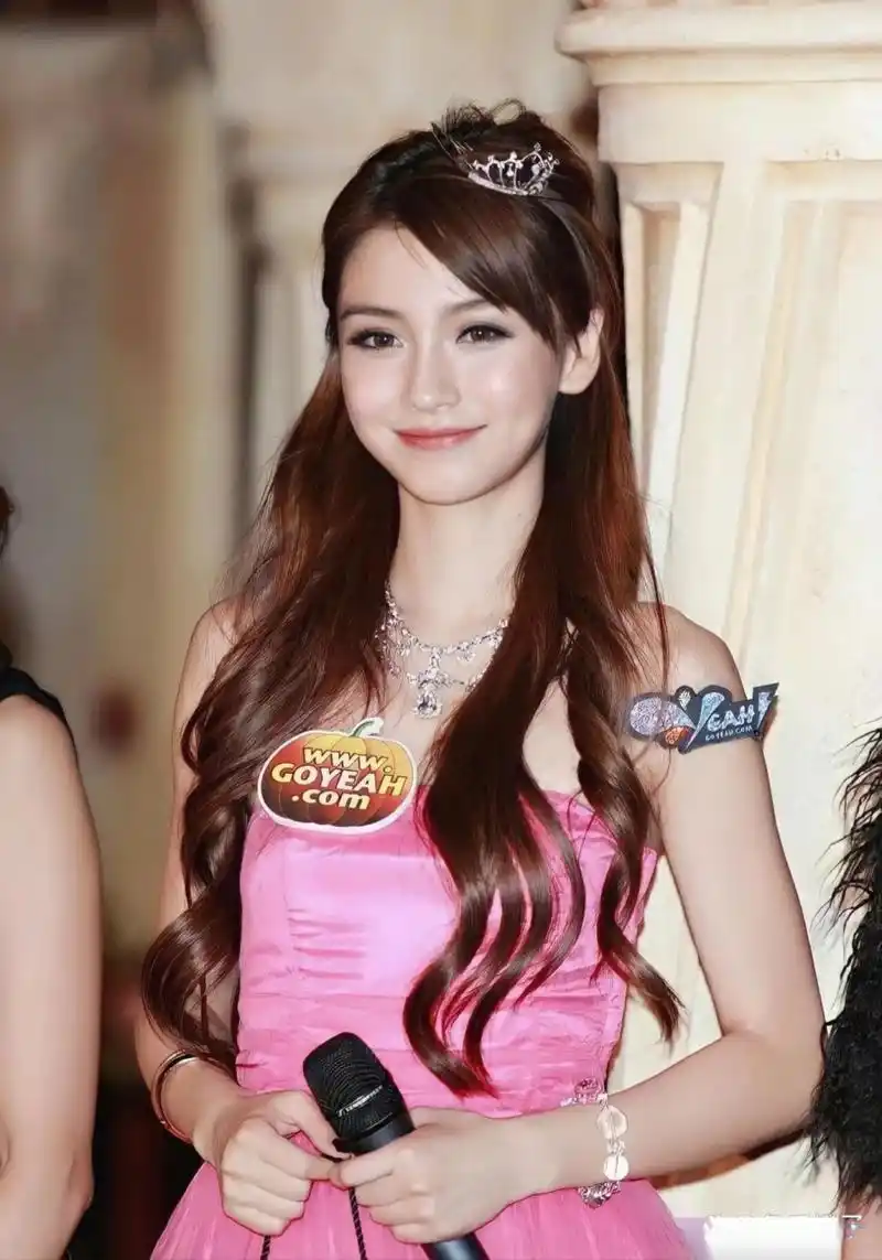 杨颖早期出道时的照片,看上去跟现在大相径庭啊!