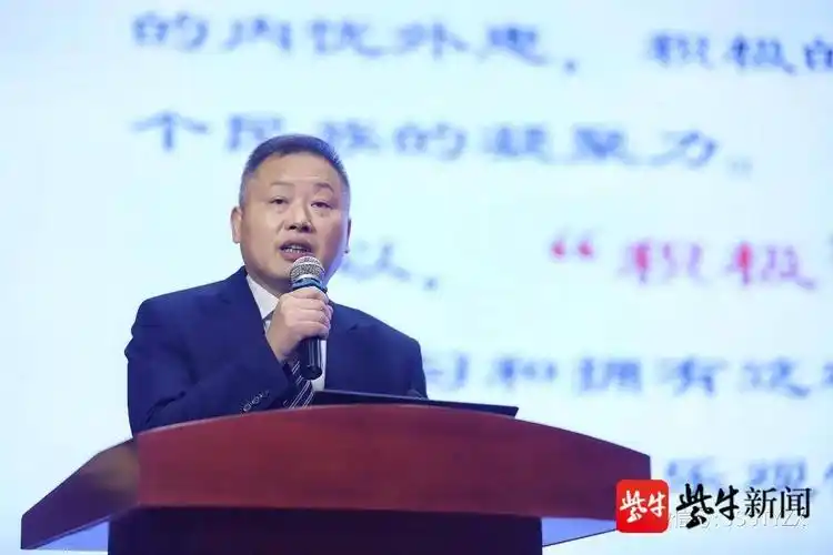 18岁成人仪式上,天一中学校长寄语同学们成为"积极的生活者"