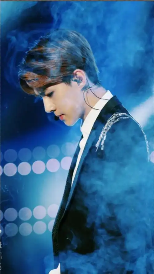 吴世勋封神名场面,黑西服大长腿,犀利的眼神太杀了