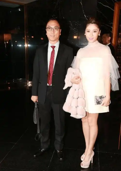 97年港姐冠军翁嘉穗晒花色性感裙47岁依然保持少女的身材