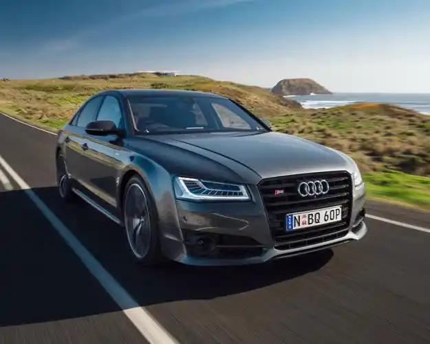 行驶中的奥迪s8壁纸