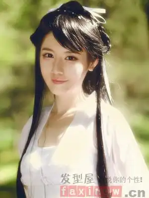 扎发很适合圆脸mm们打理的古装发型设计,乌黑莹亮的及腰长发自然披肩