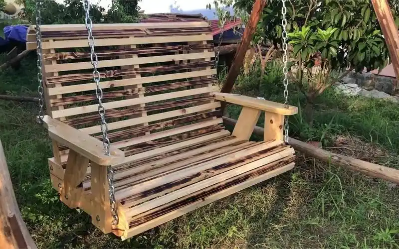 农村大叔在家自制荡秋千,纯手工打造送给孩子,废物利用大叔真牛