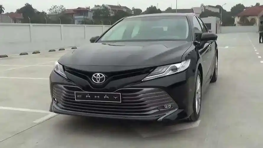 2020款丰田凯美瑞高配版到货,坐进驾驶室,看这配置不服不行