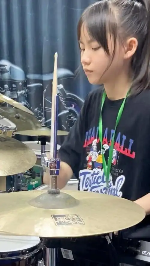 小鼓手妞妞架子鼓演奏经典歌曲