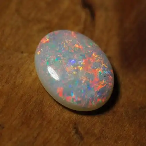 澳宝是一种世界奇宝,又称为欧泊,蛋白石,变彩石.