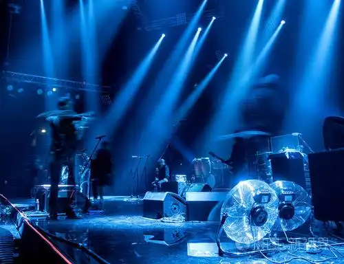 在音乐会期间场景的光线