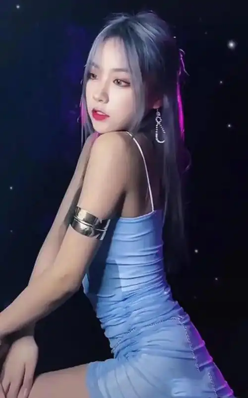 但最近在各大视频网站里流传的一段「刀小刀19分钟阳台视频」让她彻底