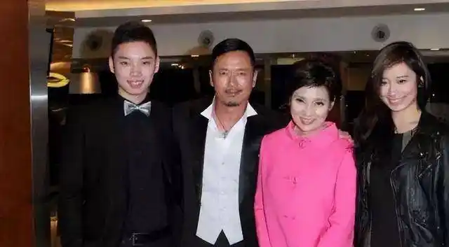 05穆念慈(杨盼盼)穆念慈自幼被养父杨铁心收养,知道自己有个指腹为婚