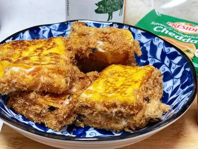 今日早餐面包夹芝士裹海台肉松香酥爽口