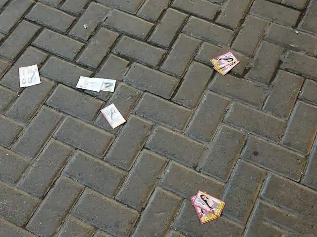 摩托车炸街等情况,特别是渝中区晚上出现无牌摩托车在路撒涉黄小卡片