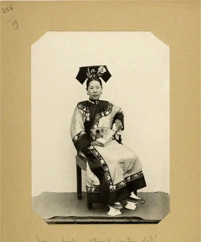 清朝宫女老照片,看看紫禁城的女子长什么样?