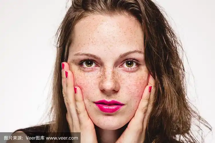 年轻美丽的女人脸上的雀斑肖像与健康的皮肤