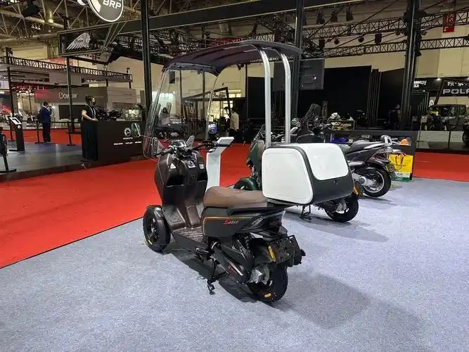 斗风携多款倒三轮亮相北京摩展,实用又趣味的珑鲨顶棚尾箱版上市