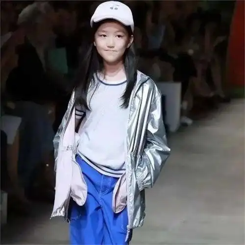 王菲女儿晒泳装,被网友热议谩骂,王菲:她只是不乖但她没有学坏