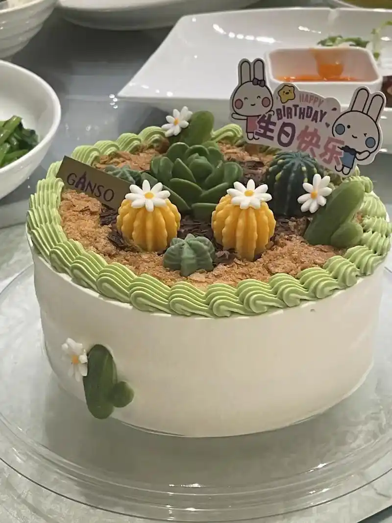 元祖动物奶油蛋糕 甜度适中,可食用巧克力装饰,蛋糕夹层根据 - 兑音