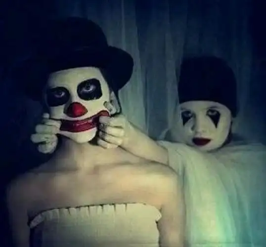 带上小丑的微笑面具,在别人的世界里,演艺着自己的悲伤