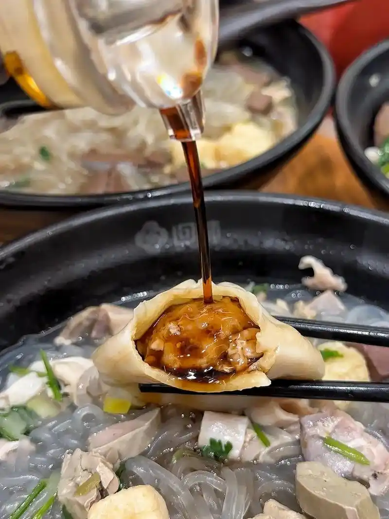 回味鸭血粉丝汤 南京小吃老字号.鸭汤:采用高邮湖的麻鸭熬制, - 抖音