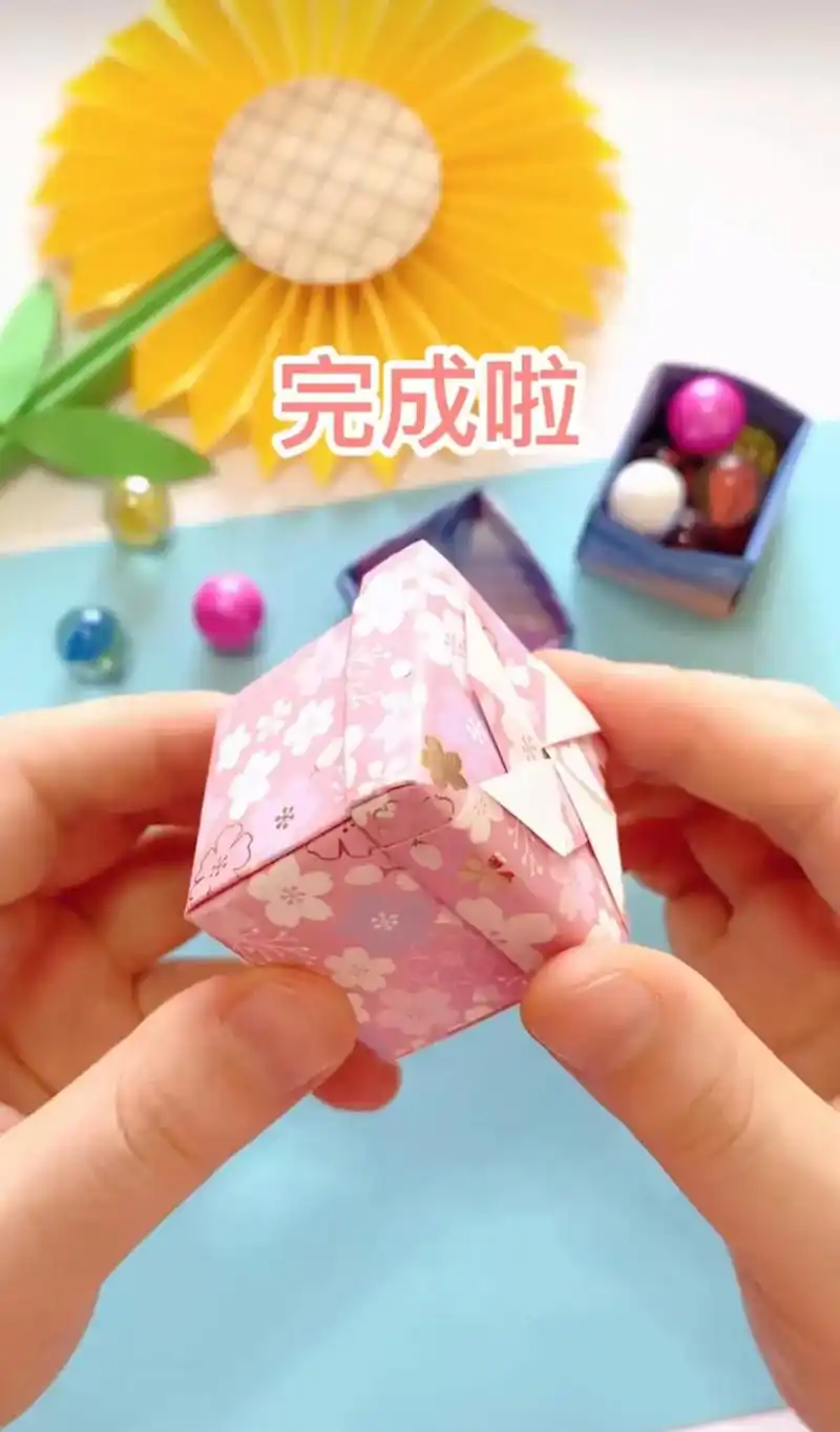 今天教大家做一个简单又好看的立方体收纳盒 它的造型非常简约  - 抖