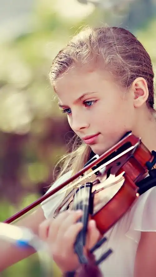 白肤金发的女孩拉小提琴,蓝眼睛 iphone桌布
