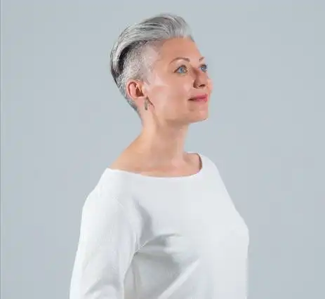 烫发伤发染发伤头皮老年人不烫不染又好看的发型有哪些