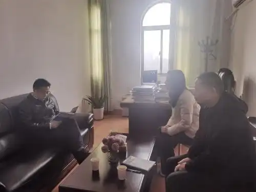 县委副书记喻满根到县侨联调研指导工作