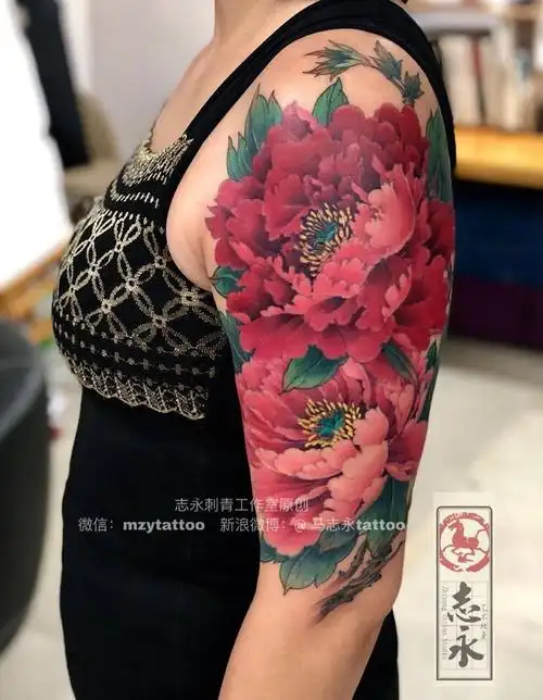 上臂牡丹纹身图片_手臂新传统牡丹志永刺青彩色文身纹身图案