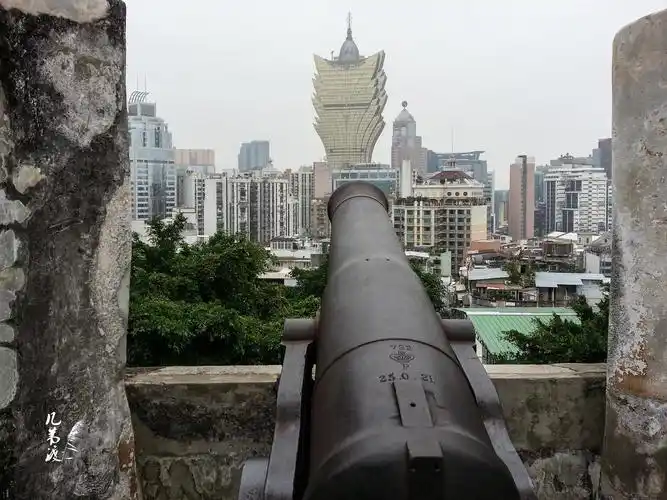 又名圣保禄炮台,中央炮台,坐落在大三巴牌坊侧