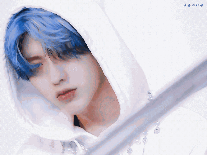 蔡徐坤超话#蔡徐坤蓝发#"玫瑰和克莱因蓝 未曾谋面的也终将会相遇.