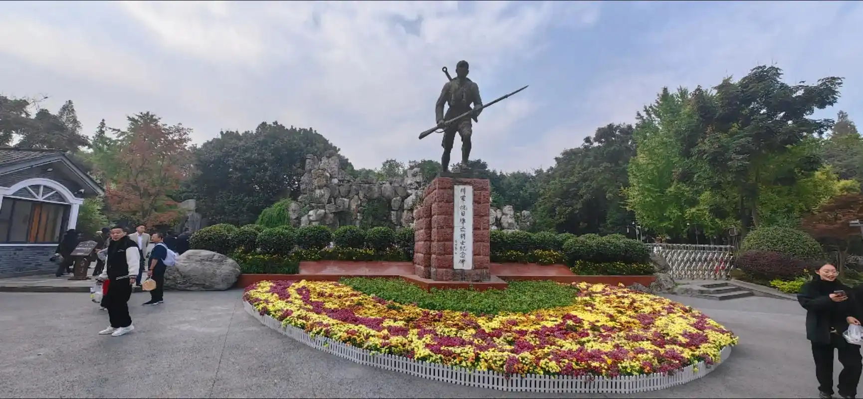 成都人民公园随拍.9日到九寨沟旅游,出大门时不小心被绊了一跤 - 抖音