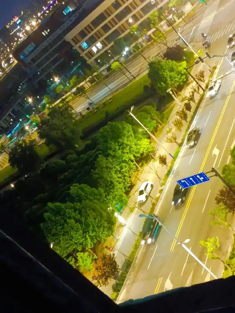 看窗外的世界 #满城的灯都亮了 #城市的夜晚 #万家灯火人 - 抖音