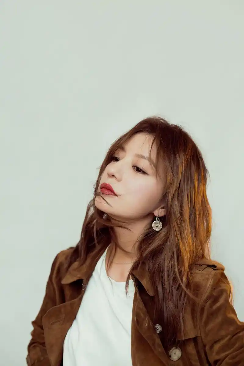 星时尚#赵薇今日曝光一组代言某英国时尚大牌的造型照.