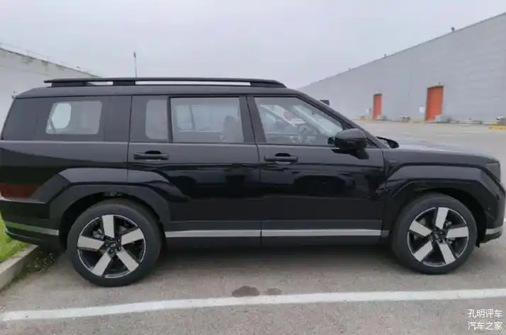 全新现代胜达实车,造型硬派不落俗套,7座空间有限但挺实用