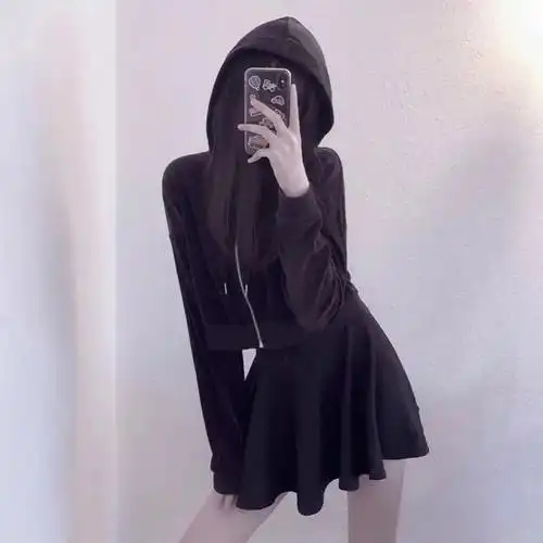 简单遮住脸的女生头像