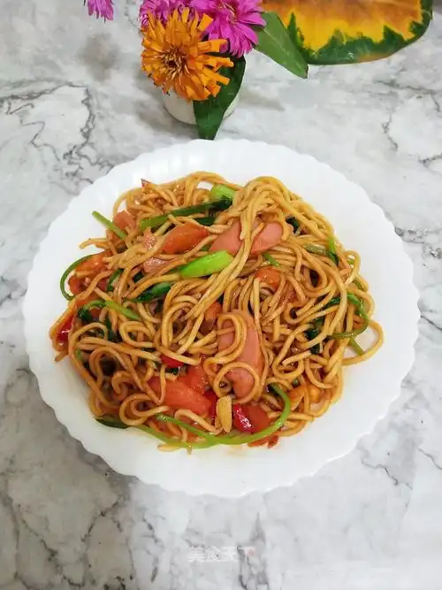 晚餐# 蔬菜香肠炒面,中午剩了切面和蔬菜,晚上一起炒了_金凤栖梧的