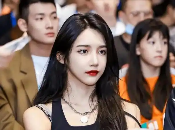 女装大佬艾比谈变性后遗症每天流血染红马桶不敢就医