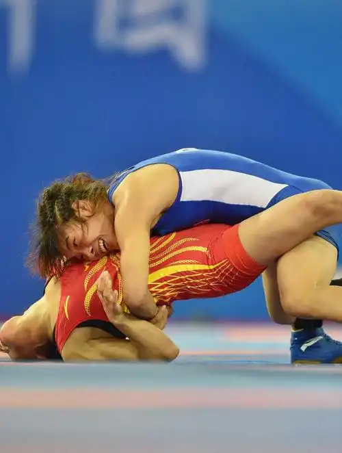 最激烈的女子内衣摔跤比赛!夺命剪刀腿重现江湖,太紧张好看4