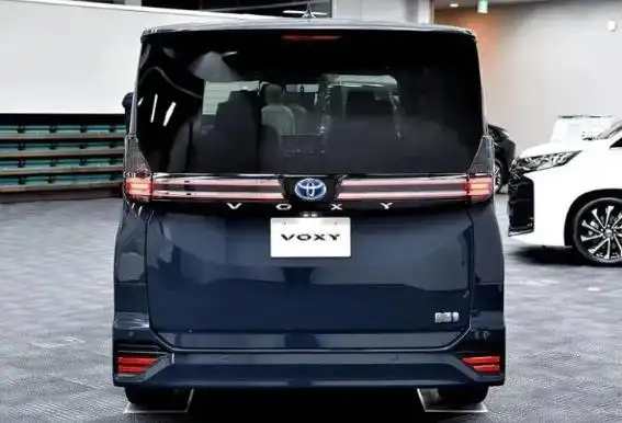 丰田真的拼了!新一代voxy,居然比传祺m6还便宜,油耗4升