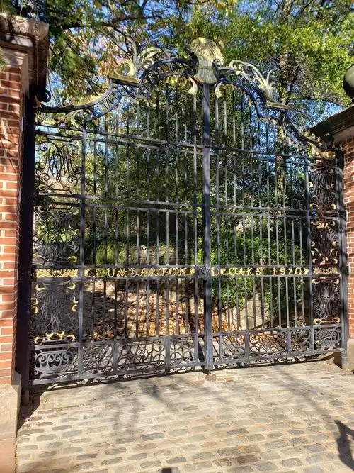 庄园的大门,如果不仔细观察,很容易忽略了门上的金色庄园名称