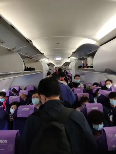 乘值客机机型为空客321,旅客入座率大于95%,座位前后间隙还是蛮宽余的