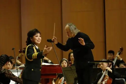 长影乐团著名女高音歌唱家边桂荣,李秀文,分别演唱了电影《英雄儿女》