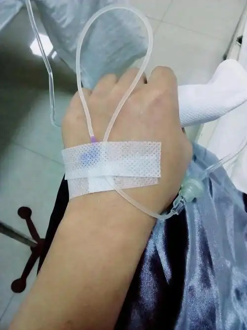 一个人挂水,孤独得像条狗(第三天了)