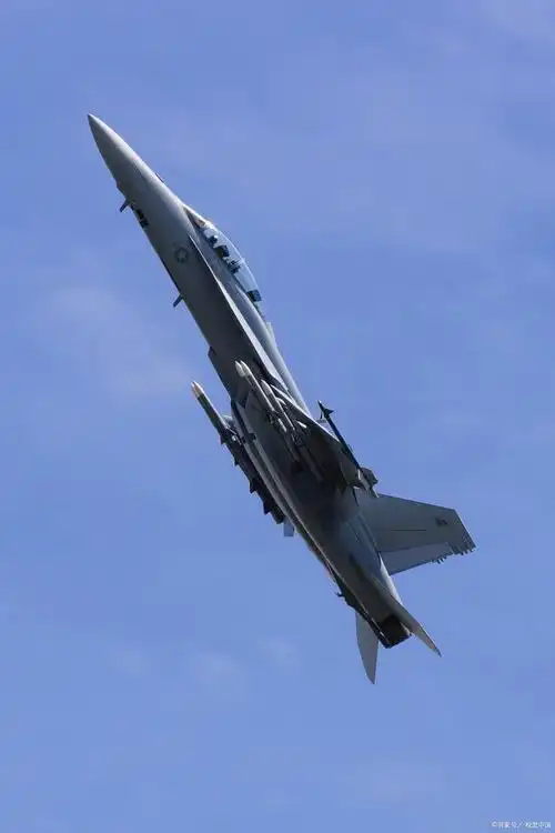 越南人民空军用米格-17战斗机对美舰发动了一次成功的攻击