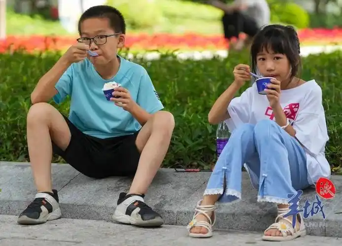小朋友吃雪糕消暑 梁怿韬 摄