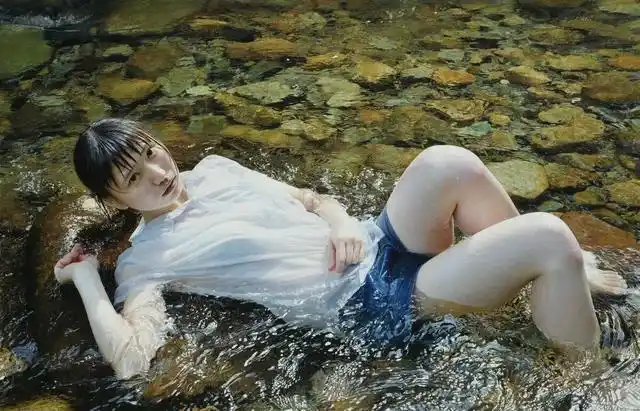 三重野庆油画作品"水中少女"